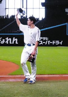 DeNA元監督・中畑清さん、背番号「70」で始球式 「本当に多くの