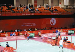 緊張感満ちた会場に響くシャトルの音　一宮市でアジアパラ大会バドミントン競技始まる