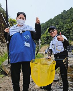 「友釣りって楽しい！」　中部学院大生１６人が体験　岐阜・津保川漁協