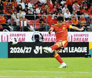 名古屋―Ｃ大阪　後半、シュートを放つ名古屋・稲垣