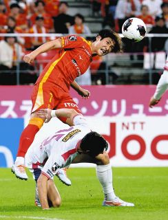 名古屋―Ｃ大阪　後半、ゴール前で競り合う名古屋・和泉（上）