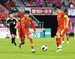 名古屋―Ｃ大阪　後半、ゴール前に攻め込む名古屋・小野（中）と稲垣（右）
