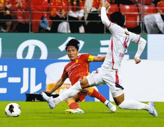 名古屋―Ｃ大阪　後半、クロスを上げる名古屋・稲垣（奥）