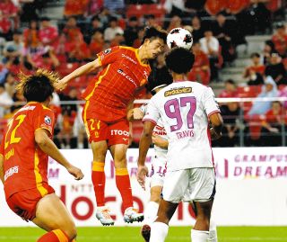 名古屋―Ｃ大阪　前半、ヘディングで先制ゴールを決める名古屋・中山（中央）