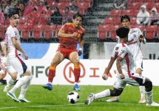 名古屋―Ｃ大阪　前半、ゴールに迫る名古屋・木村（中）