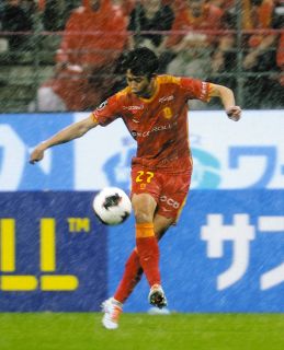 名古屋―Ｃ大阪　前半、雨の中ボールをトラップする名古屋・中山