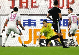 名古屋―Ｃ大阪　前半、好セーブを見せる名古屋・ＧＫシュミット（中央）