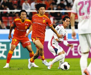 名古屋―Ｃ大阪　後半、競り合う名古屋・甲田（左から２人目）