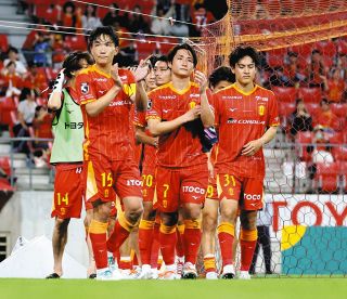 Ｃ大阪と引き分け、肩を落とす名古屋イレブン