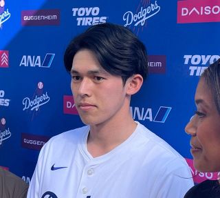 日本ハムの新庄剛志監督が赤いジャージで秋季キャンプ視察「ちょっと