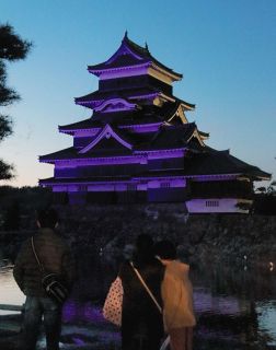 てんかんに知識と理解を　紫色に松本城ライトアップ