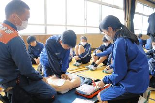 救命の知識や実践力を中学生にも　津市消防、心肺蘇生やAEDの扱い指導