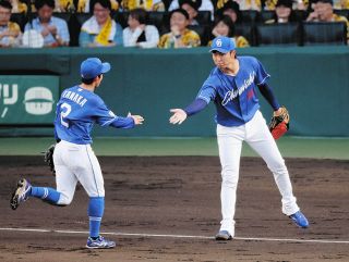 ◇倉科カナ、雰囲気違うチェキの1枚【写真】：中日スポーツ