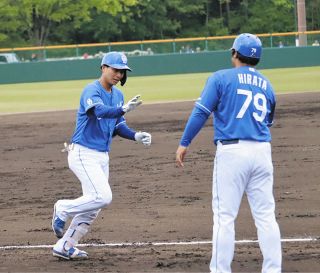 中日ルーキー・石伊雄太、“プロ1号”　ウエスタン広島戦、4回に常広からソロ