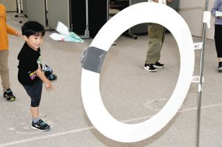 紙飛行機うまく飛ばすコツはね…　岐阜県各務原市の航空宇宙博物館で工作イベント