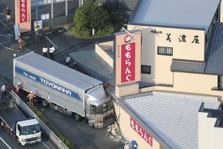 和菓子店にトラック衝突、店内は水浸しに　愛知県春日井市