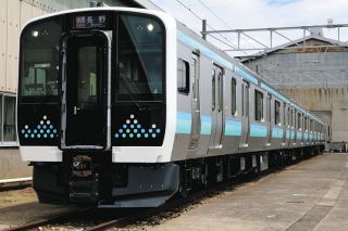 新型車両「E131系」JRが公開　4ドア、車いす・ベビーカー空間広く