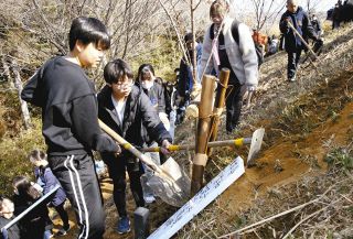 卒業記念に植樹とタイムカプセル　津・栗葉小6年生