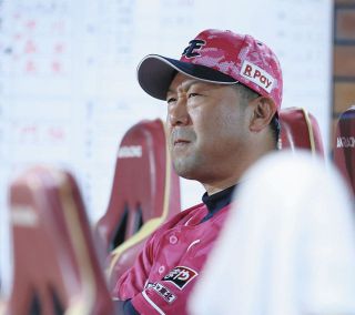 DeNA元監督・中畑清さん、背番号「70」で始球式 「本当に多くの歓声