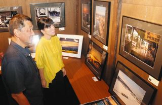 地鉄のある風景 空と陸から　ドローン駆使 黒部の写真展