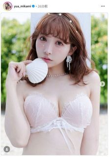 Sybilla 鳥プリント ノースリーブワンピース 長谷川京子さん着用 ◇長谷川京子、ノースリーブワンピースから伸びた美脚【写真】：中日