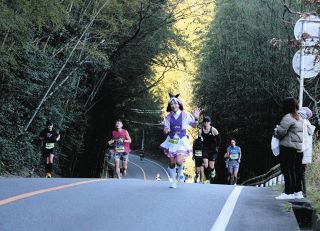 踏切や「激坂」、名所をクリア　にしおマラソンに6442人出場