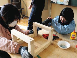 作った製品を買ってもらう喜び　22日の販売会へ伊那養護学校高等部生、作業に励む