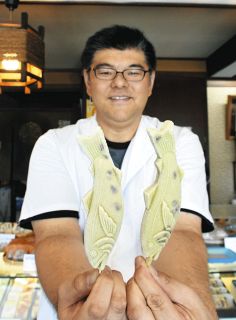 アユの塩焼き？いいえアイスです　葛を使いもちもち食感、大野の柏鳥堂で販売
