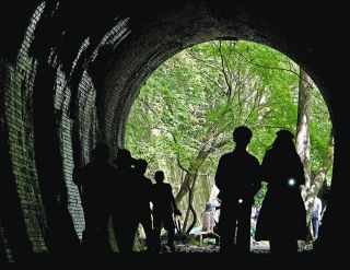 新緑の中特別公開が始まり、散策を楽しむ人たちでにぎわう「愛岐トンネル群」