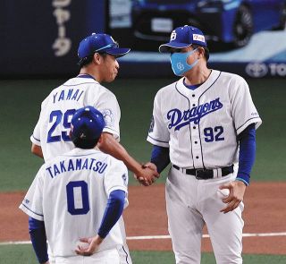 【写真】与田監督とがっちり握手する山井と試合後のスピーチ