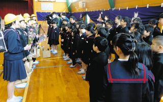 西荒屋小体育館で開かれた卒業式＝同年3月14日（同小提供）