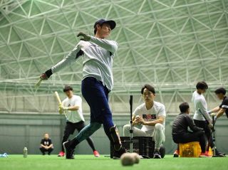 中日・上林誠知、2安打「いい形で投手との間合い」 リストバンドの 中日・上林誠知、2安打「いい形で投手との間合い」 リストバンドの