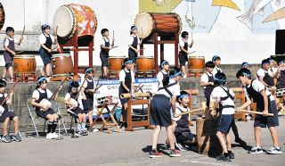 児童・園児の太鼓や踊り力強く　郡上市白鳥町で「あきぞら発表会」、キッチンカーや映画も