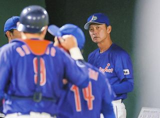 慶大OBの上田和明さん、誇れる後輩捕手もたたえたレジェンド始球式