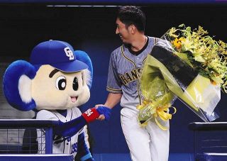阪神・藤川がナゴヤのファンにお別れ…中日・荒木コーチから花束受け取りドアラと２ショットも