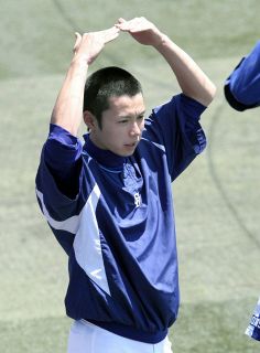 打たれた翌日に丸刈り姿で練習に臨んだ浅尾＝2007年4月