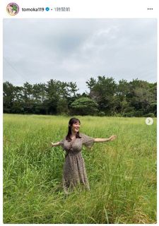 【実際の投稿】「草原が羨ましい！」竹中知華アナ、ワンピたくし上げ光の魔術…逆V字透け