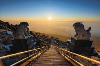 ＜県境のぎふと＞御嶽山剣ケ峰　朝日が照らす噴石の跡