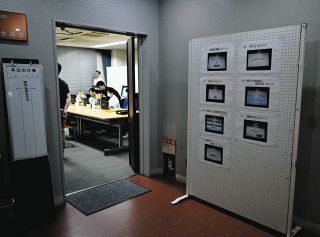中部地方初のタブレット端末投票始まる、美濃加茂市議選挙　一番乗り男性「簡単」、戸惑う人の姿も