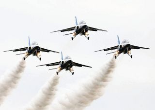 ブルーインパルスがやって来る　10月25日、航空自衛隊浜松基地でエアフェスタ
