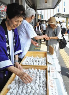 栗きんとん無料配布に行列　中津川「発祥の地」碑前で