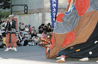 獅子舞勇壮「南信州フェス」、街に熱気　長野県飯田市、7年ぶり参加の保存会も