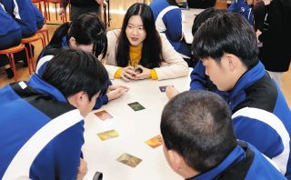 英訳した百人一首に挑戦　松阪・大江中でICUの学生が授業