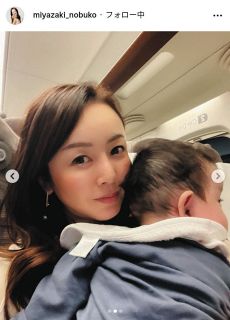 ◆宮崎宣子、「抱っこちゃん」の長男と新幹線【写真】