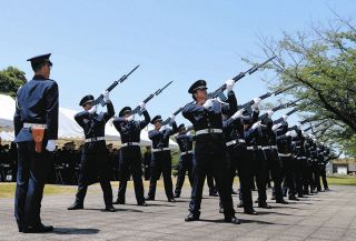 殉職隊員15人を空砲鳴らし追悼　空自岐阜基地