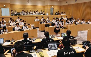恵那市の未来へ提言や要望　市役所議場で8中学校の生徒会