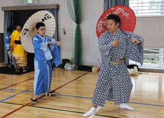 山岡出身の歌舞伎俳優が三郷小児童に指導　恵那観光大使の中村さん