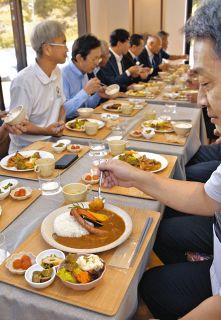 ＫＡＳＥＫＩカレーランチなどのメニューを試食する関係者ら＝瑞浪市明世町で