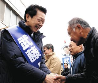 寒空の下、支援者と握手を交わす武藤さん（左）＝各務原市で