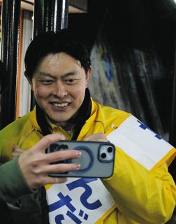 支援者との記念撮影に応じる仙田さん＝瑞穂市のJR穂積駅前で